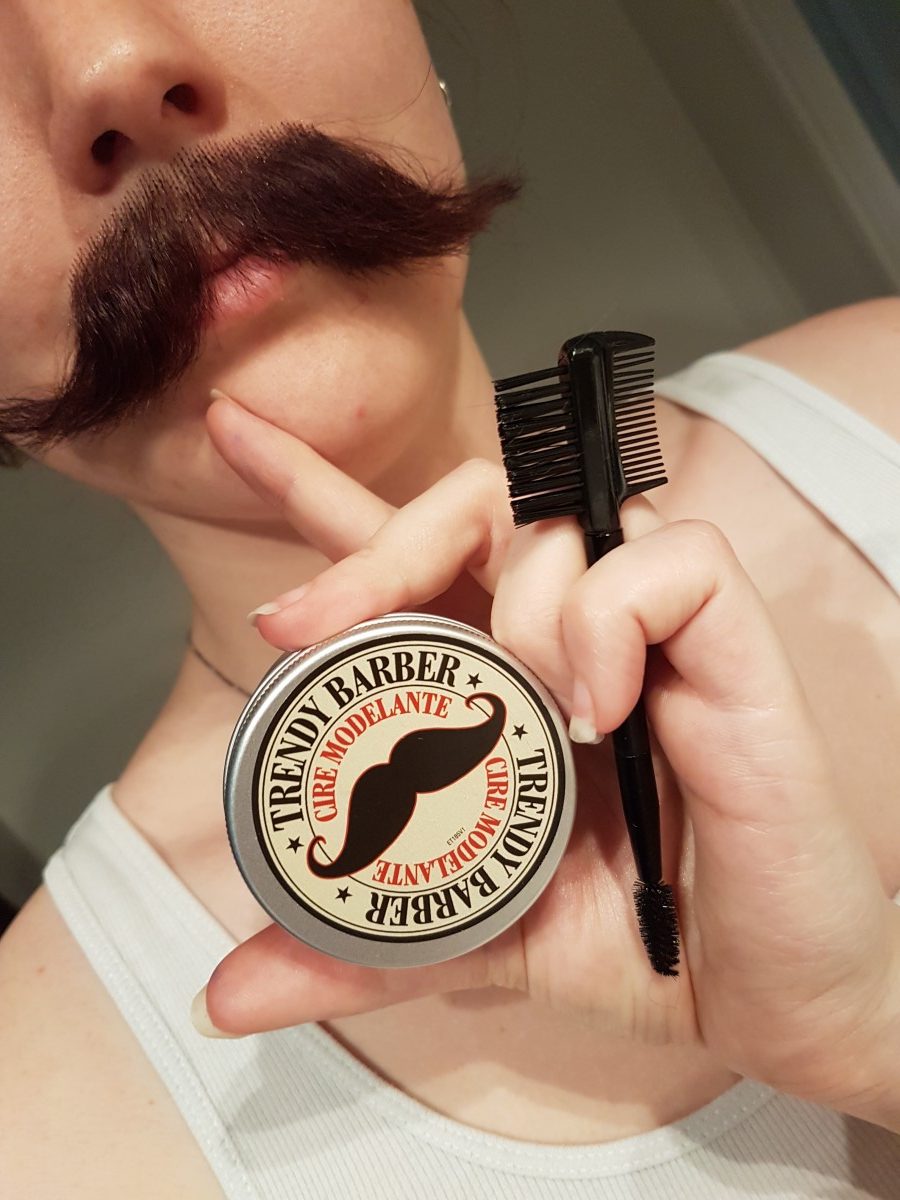 Cire modelante pour la moustache et brosse