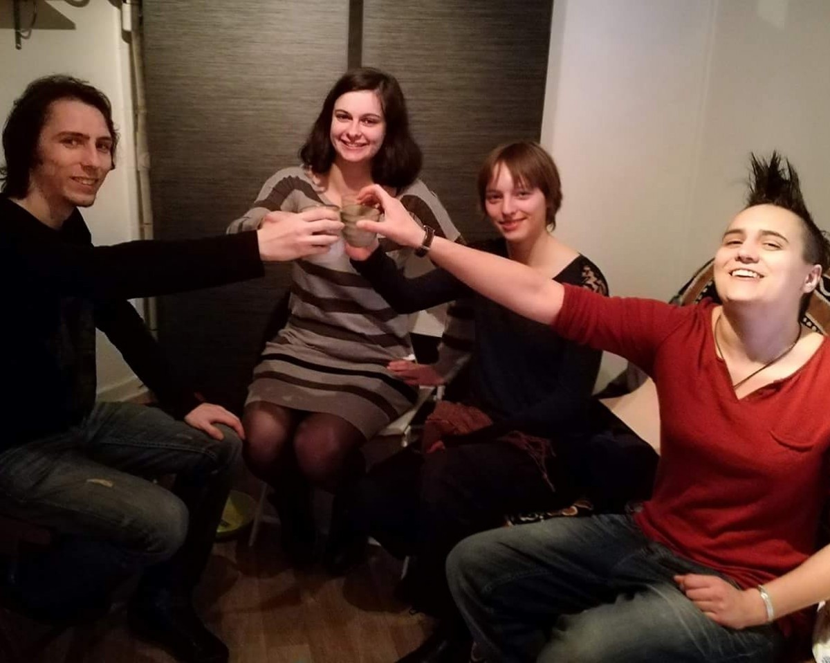 Florian, Fleur, Cécile et Mélinda trinque ensemble pour fêter la création de la Startup Projet CarTylion dans l'appartement parisien de Mélinda.