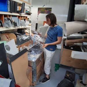 Florian chinant des matériaux de récupération à la réserve des arts pour faire les création de la Fabrique d'Alsaran