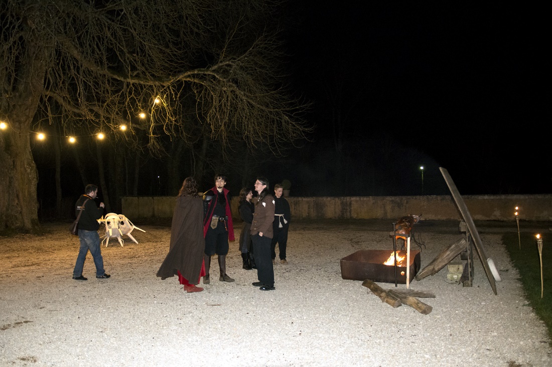 Cochon à la broche sur la terrasse du château