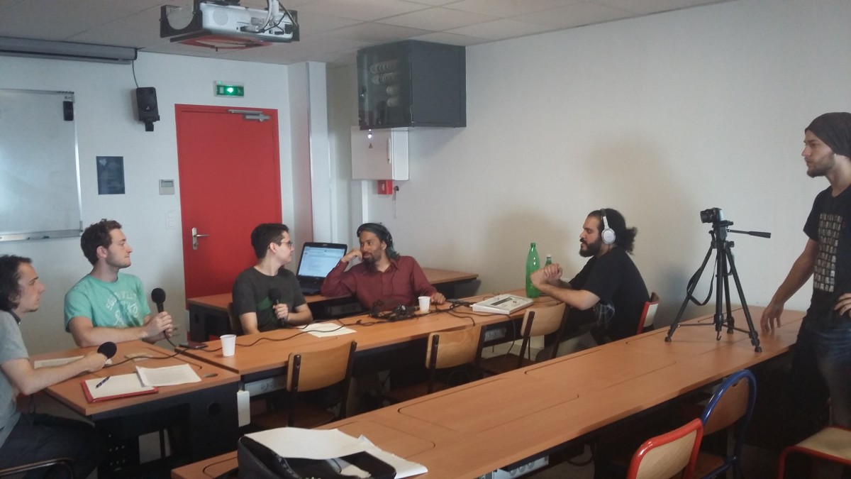 Session d'enregistrement du podcast à l'ICAN - personnes assises autour d'une table avec matériel d'enregistrement