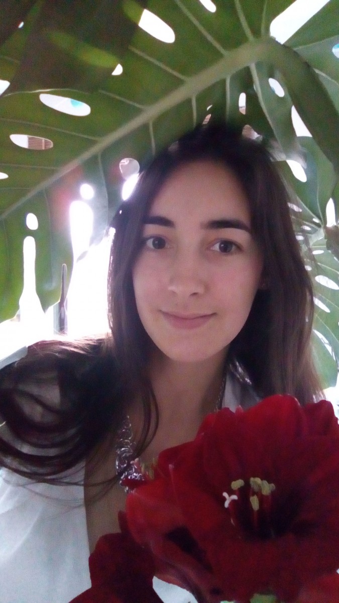 Marion Fleig, une personne de l'équipe du Projet CarTylion, entourée de ses plantes et fleurs