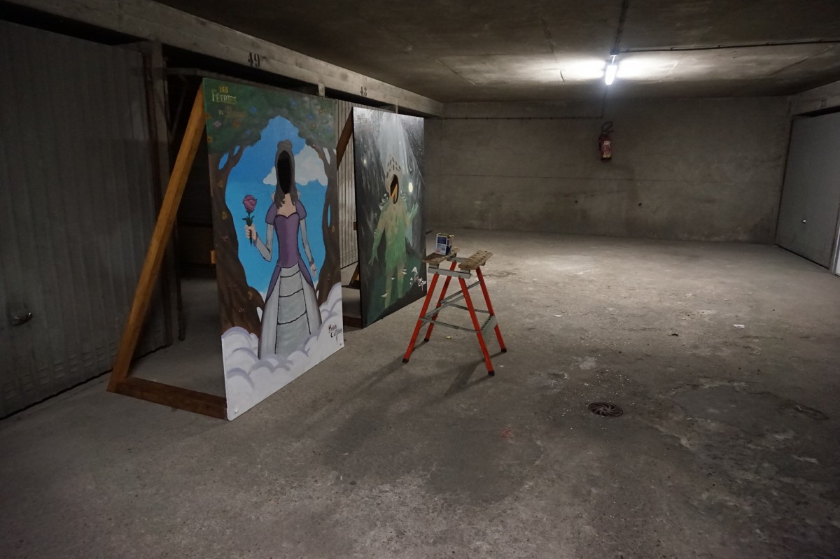 Deux décor passe-tête peint dans un garage