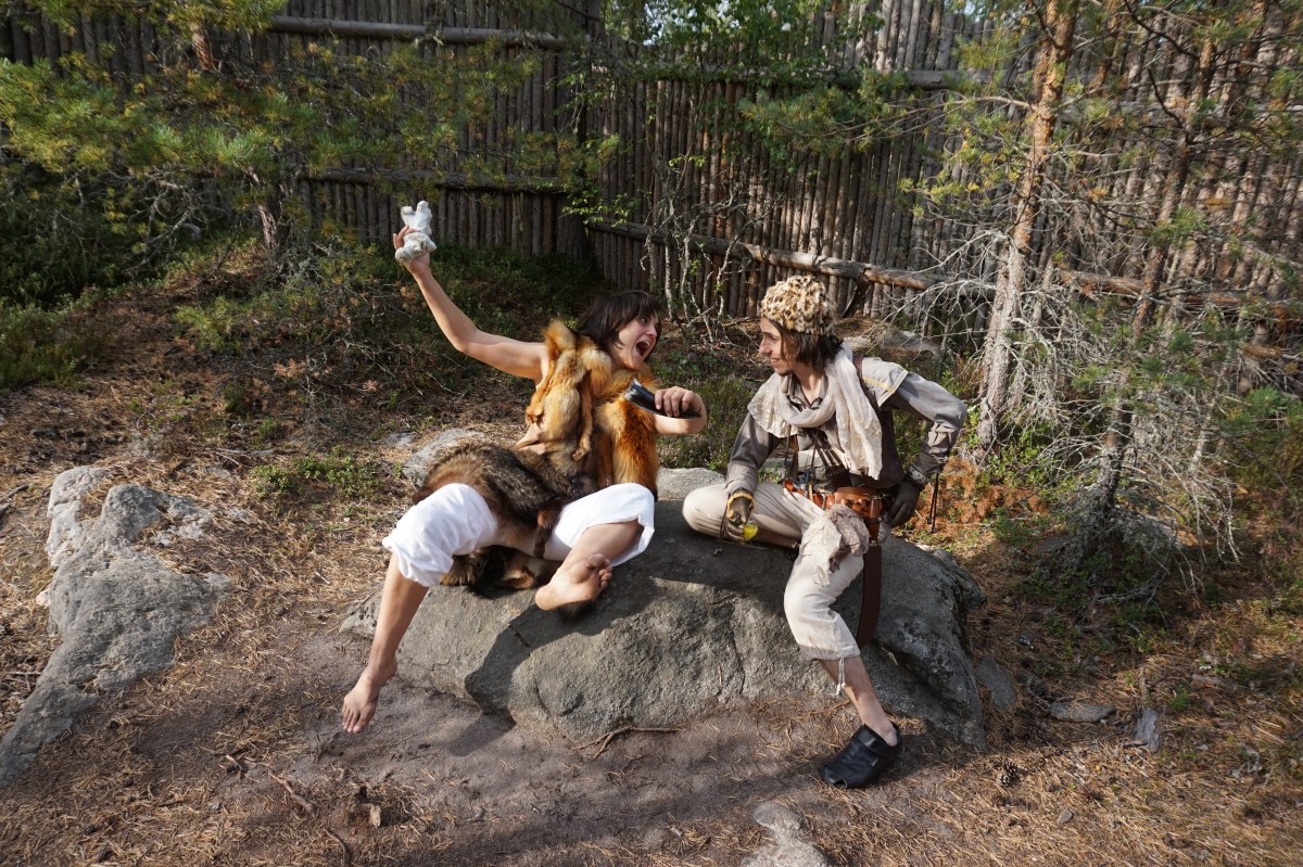 Deux personnages costumés sur un rocher un aventurier viking avec peaux de bêtes et Florian Daguet