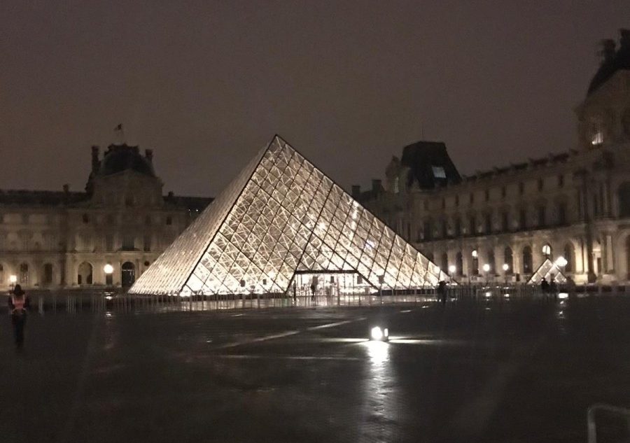 La pyramide en verre du musée du Louvre vue de nuit