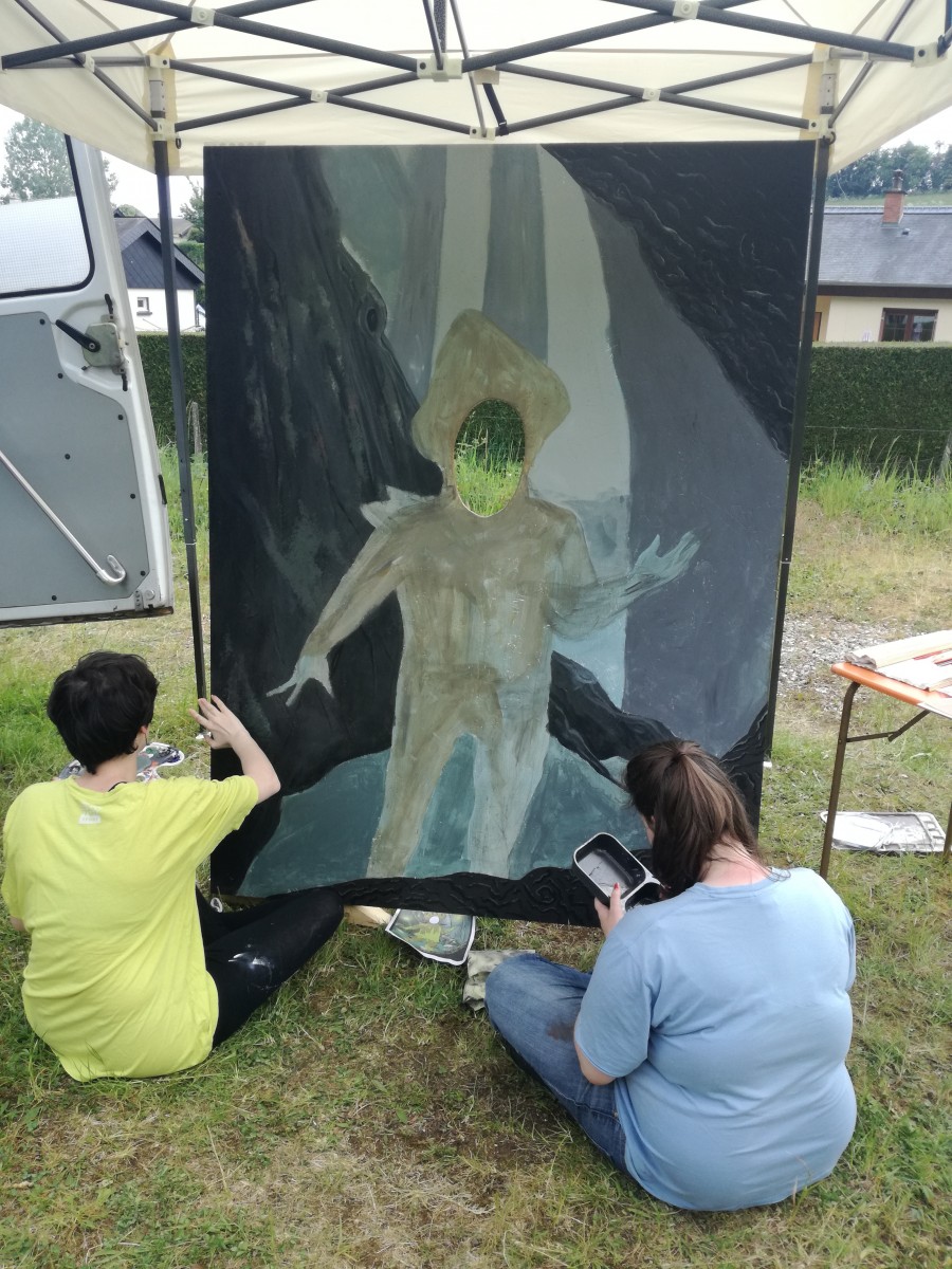 Deux membres de l'équipe du Projet CarTylion en train de peindre un décor vert