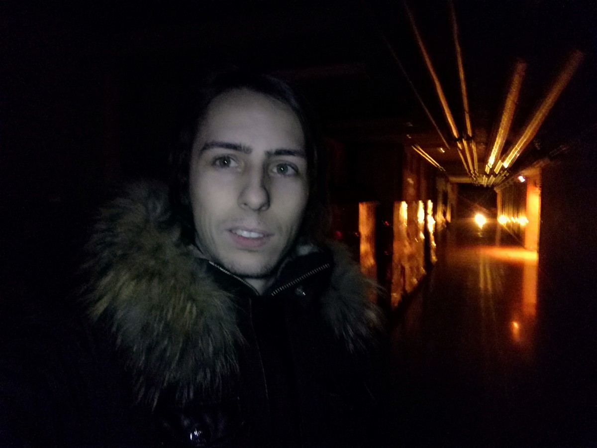 Florian dans un couloir sans fin avec lumière dorée