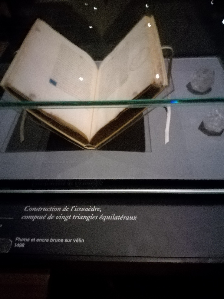 Construction icosaèdre - livre ouvert et essais en verre - exposition Léonard de Vinci musée du Louvre