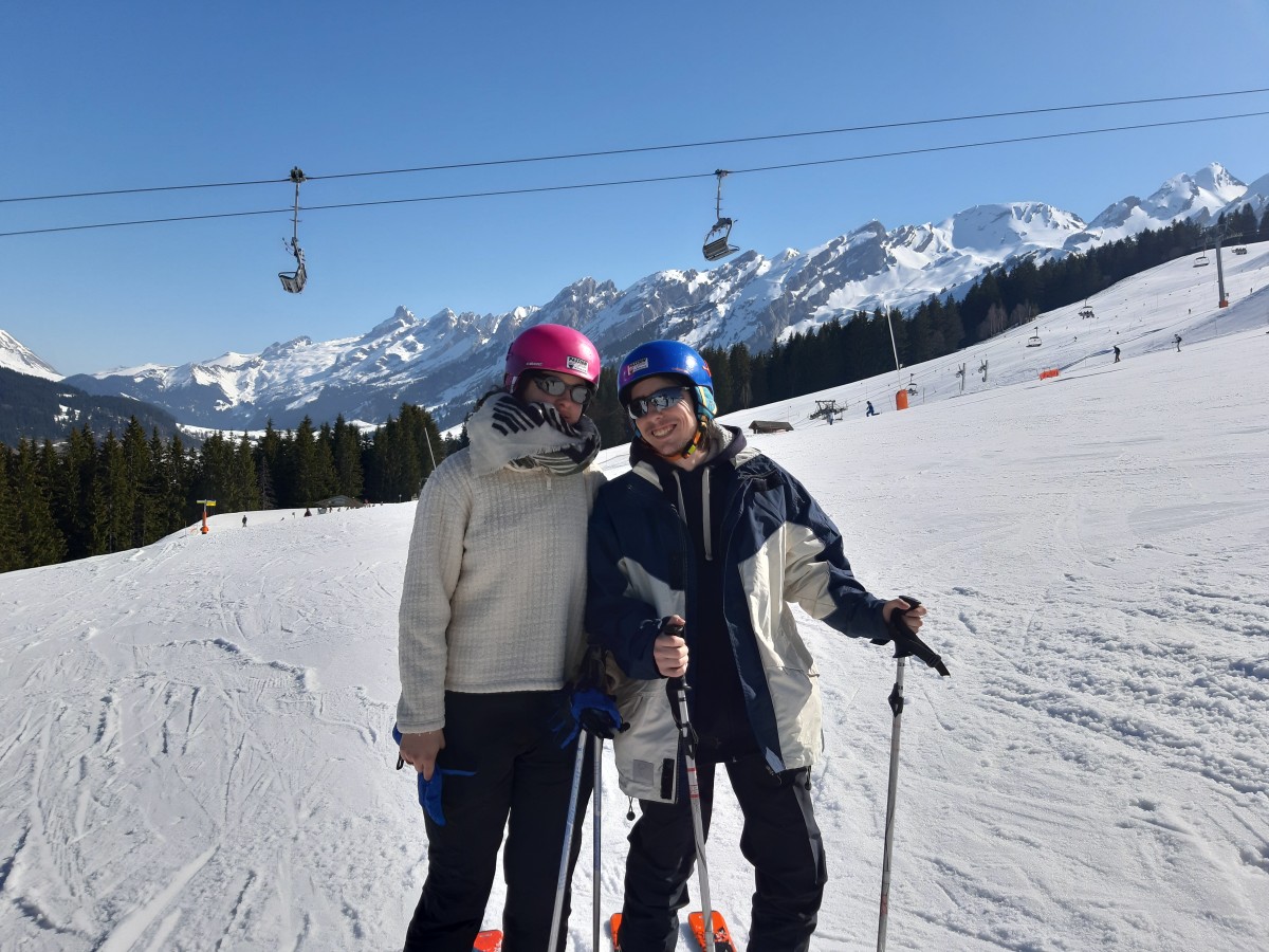 Fleur et Florian sur les pistes de ski à La Clusaz