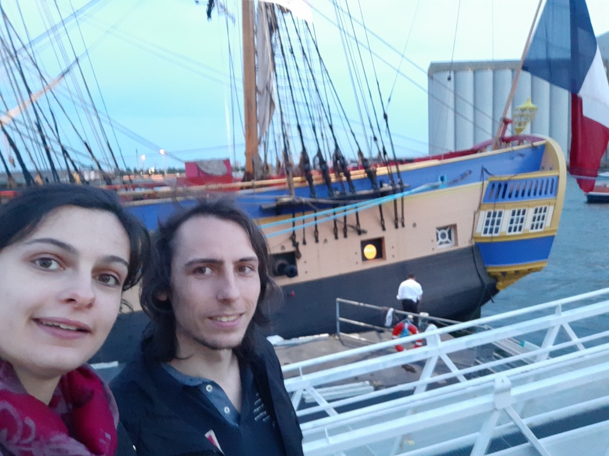 Fleur et Florian devant un beau bateau français à l'Armada de Rouen