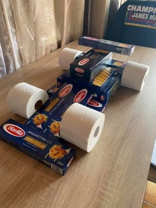 Pâtes et papier toilette en forme de voiture de Formule 1
