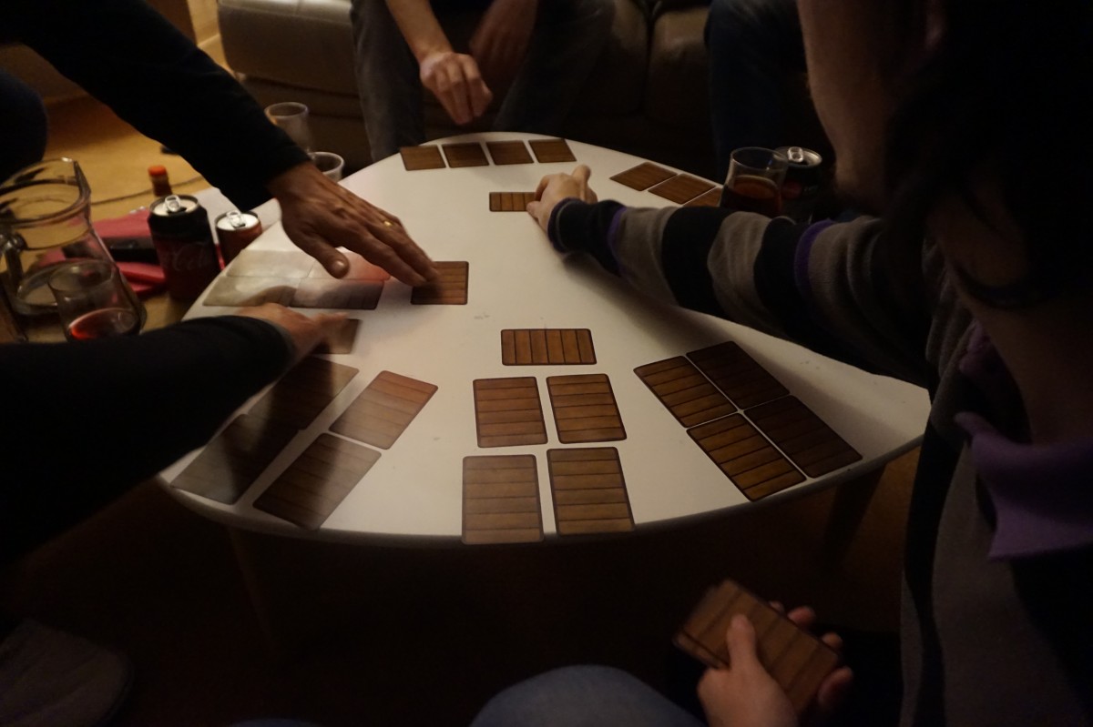 Distribution de cartes de jeu sur une table blanche triangulaire