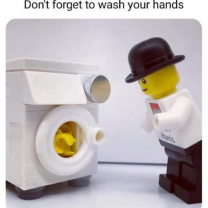 Un personnage Lego qui lave ses mains dans une machine à laver.