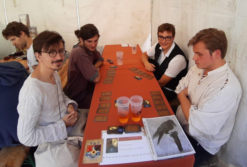 Table du jeu Infiltrés avec 4 personnes