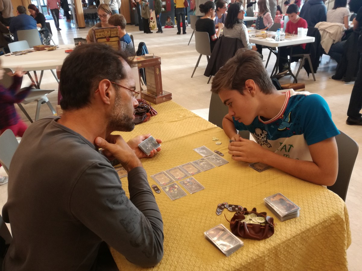Deux personnes jouant à Conseil de Guerre Projet CarTylion jeu de cartes