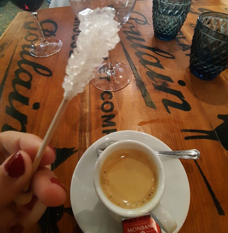 Un bâtonnet de sucre à tremper dans le café.