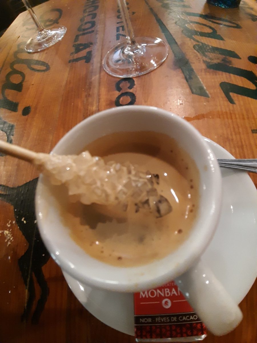 Batonnet de sucre plongeant dans une tasse de café