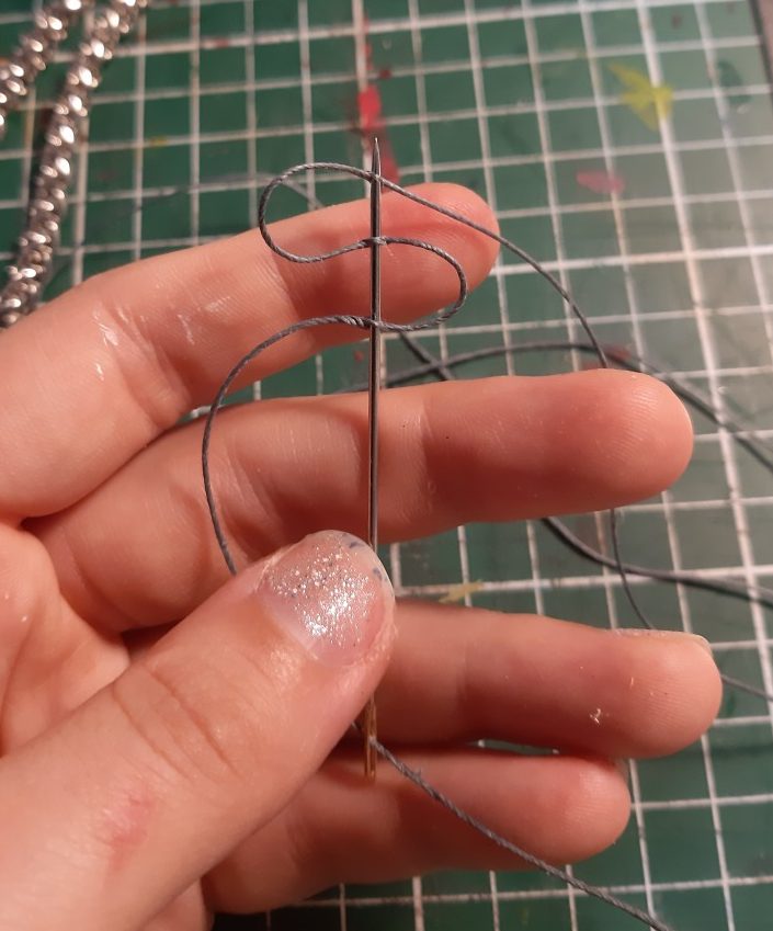 Technique simple pour faire des nœuds sur un fil à coudre.