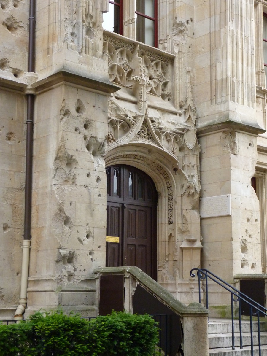 Impacts de bombardements 1944 sur la façade du Palais de justice de Rouen