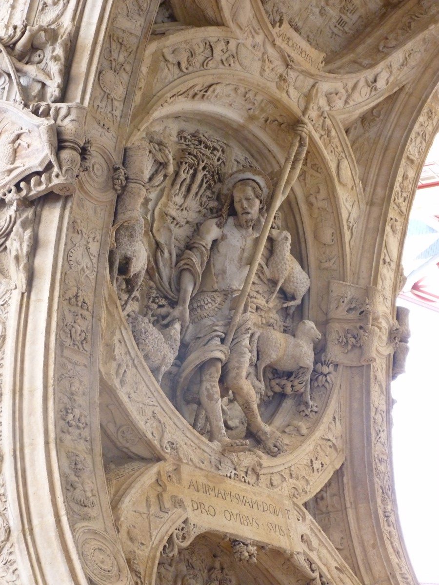 Gravure sous le Gros-Horloge : le Bon Pasteur avec ses brebis et inscription en latin