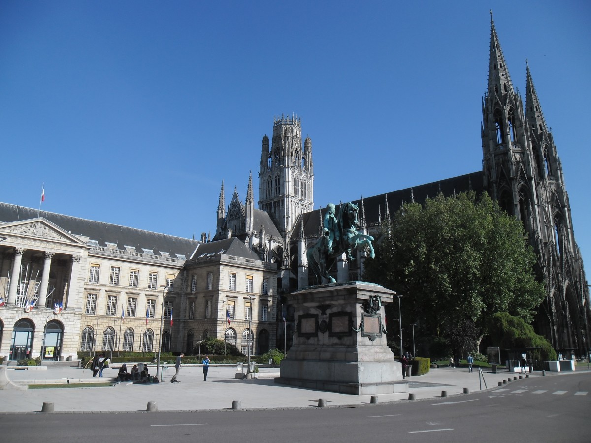 Parvis de l'Hôtel de ville Rouen avec l'abbatiale Saint-Ouen en arrière-plan