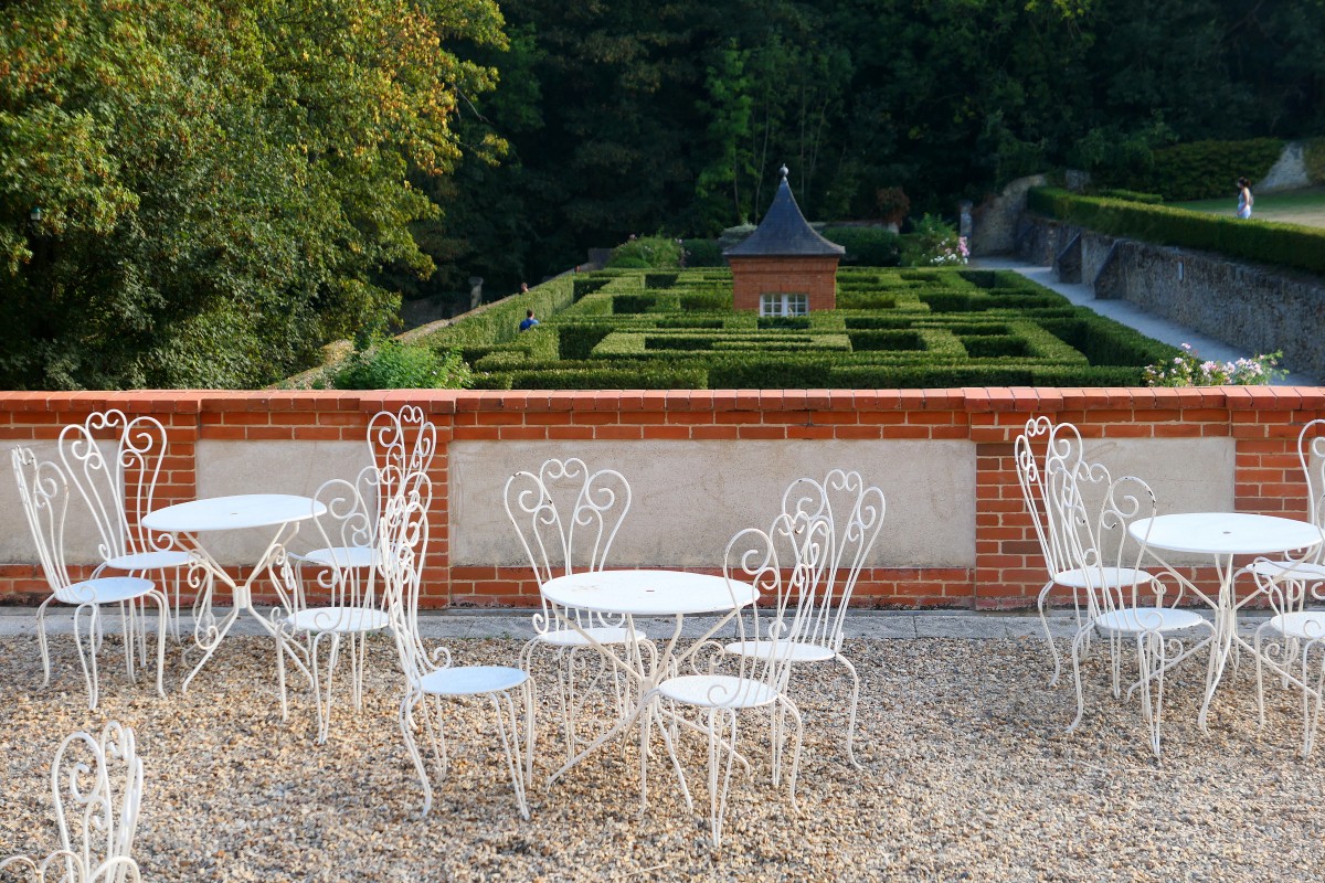 Le jardin du château de Breteuil : chaises devant la terrasse et labyrinthe