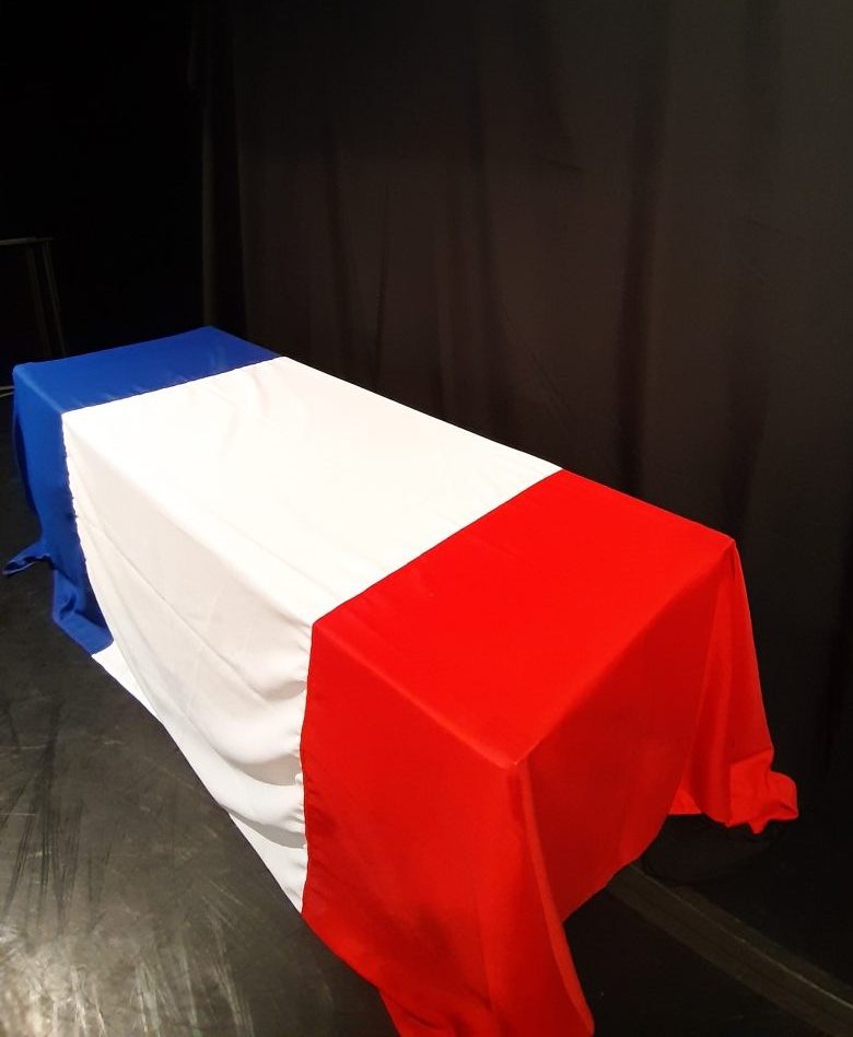 Cercueil sous un drap mortuaire tricolore drapeau français