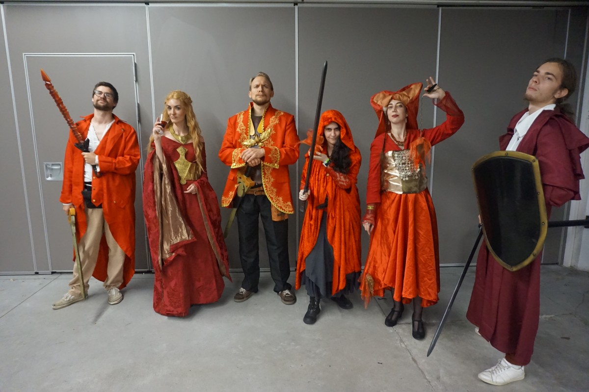 6 personnages costumés en rouge et or Inquisition du Projet CarTylion