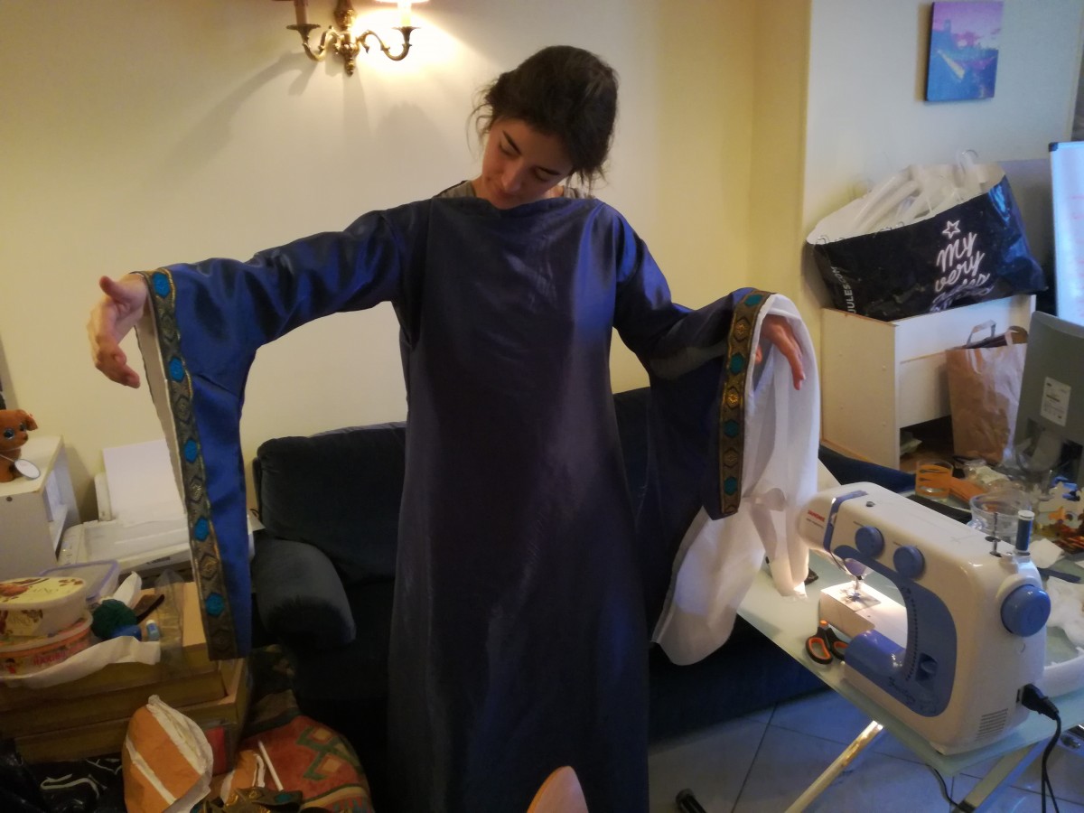 Marion essaye sa robe médiévale bleue