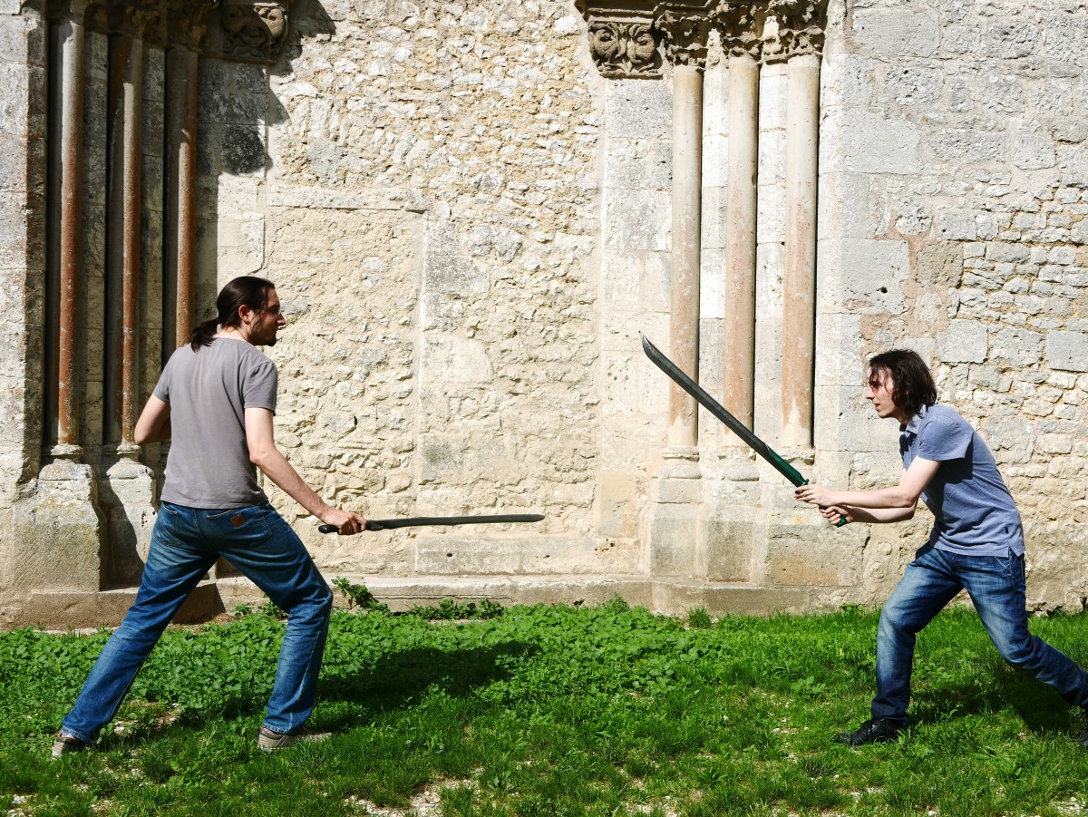 Deux hommes s'entraînant à l'épée en mousse de jeu de rôles Grandeur Nature
