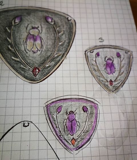 3 croquis de bijou avec un scarabée violet