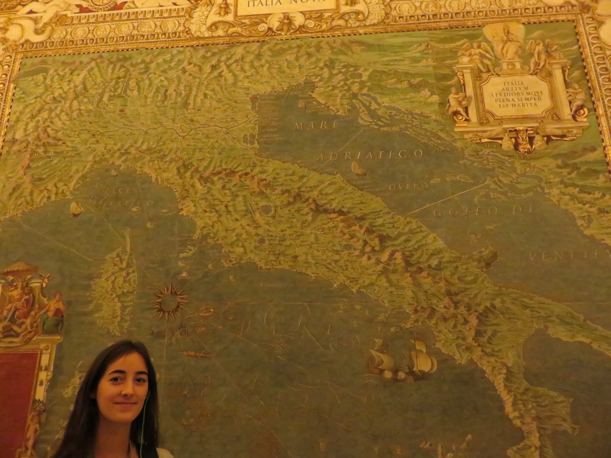 Marion Fleig devant une carte de la galerie du Vatican