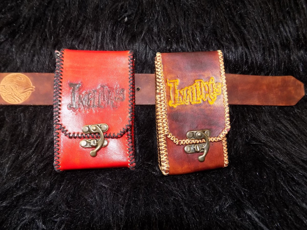 Deux étuis porte-cartes en cuir avec le logo Infiltrés pressé