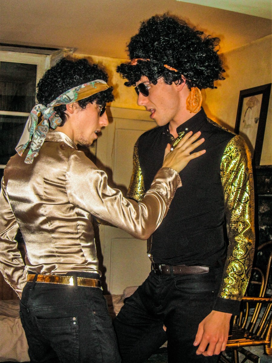 Florian et Benoît dansent la bachata dans des habits dorés - ambiance 80s