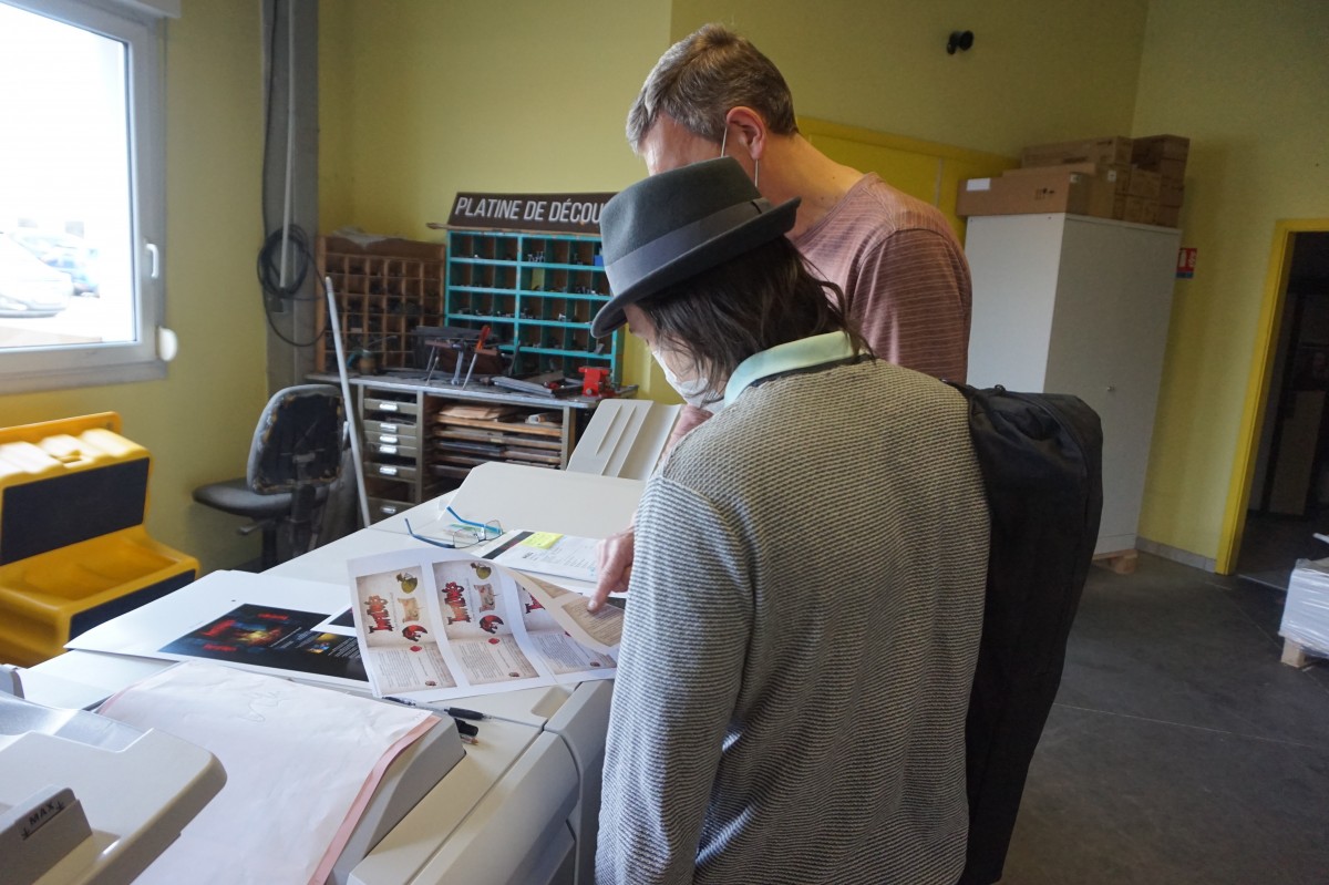 Florian et Didier de Print Europe penchés sur le livret de règles.