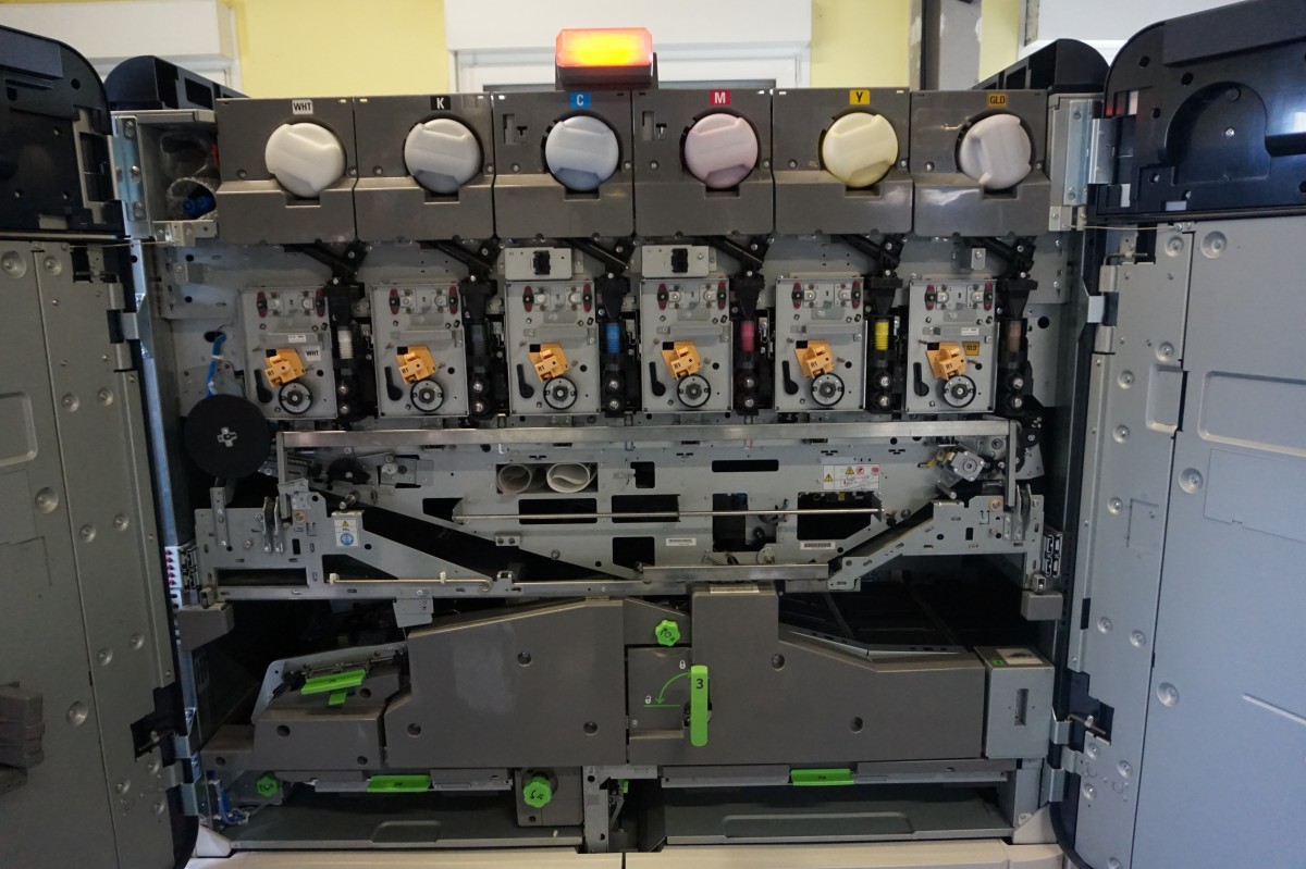 Intérieur de l'imprimante laser avec les 6 cartouches de couleurs