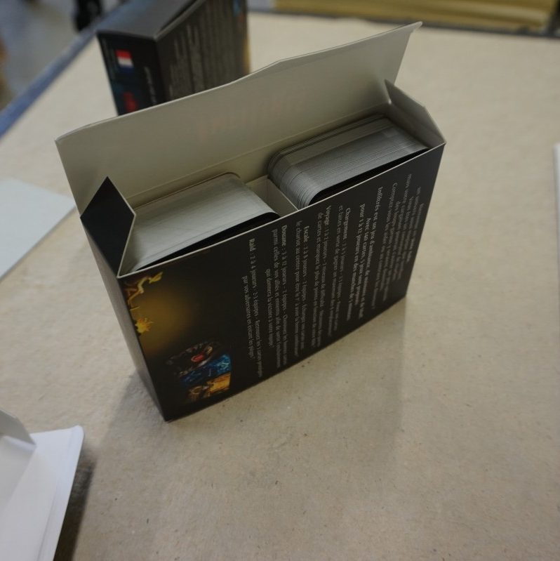 Boîte du jeu ouvert avec cartes à l'intérieur