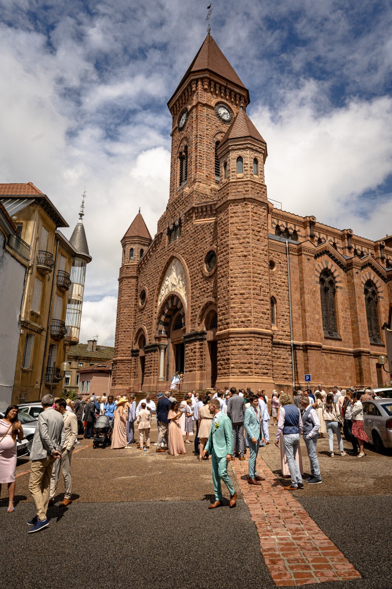 Eglise de Thizy-les-bourgs avec les invités habillés en pastel devant