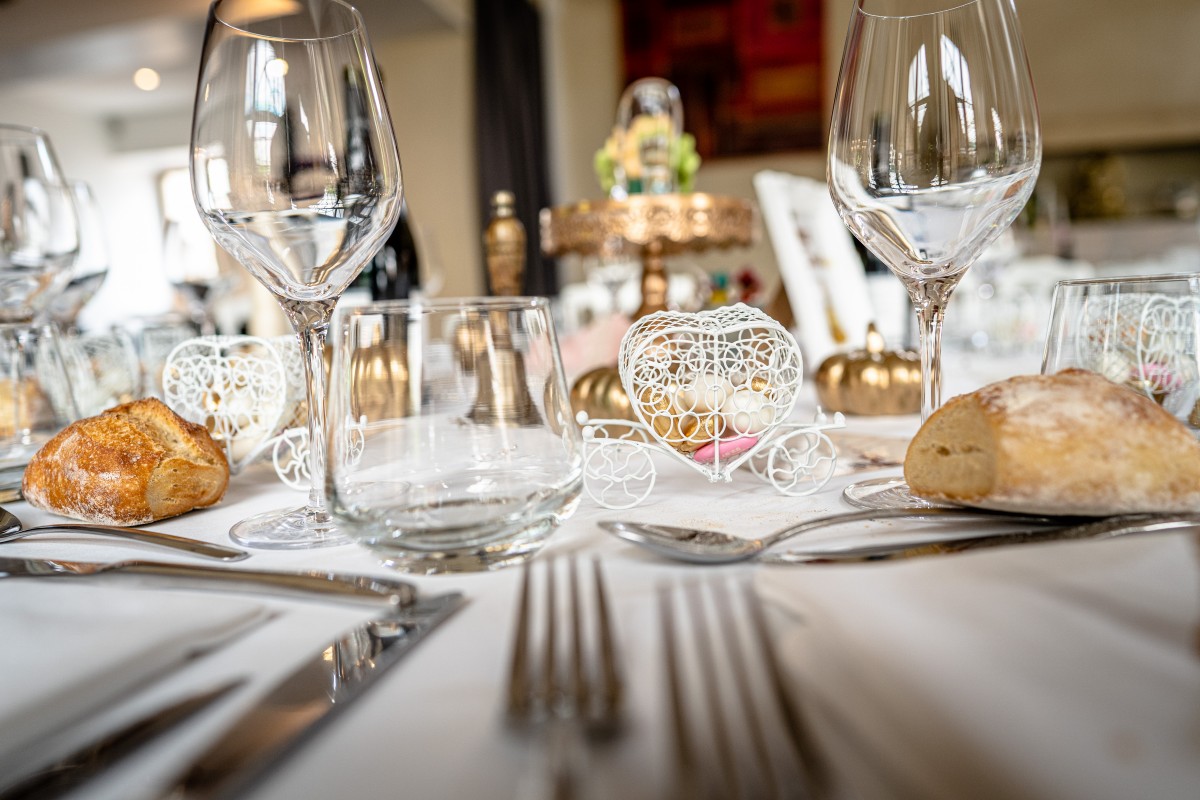 Dragées dans un carrosse sur une table à thème Cendrillon