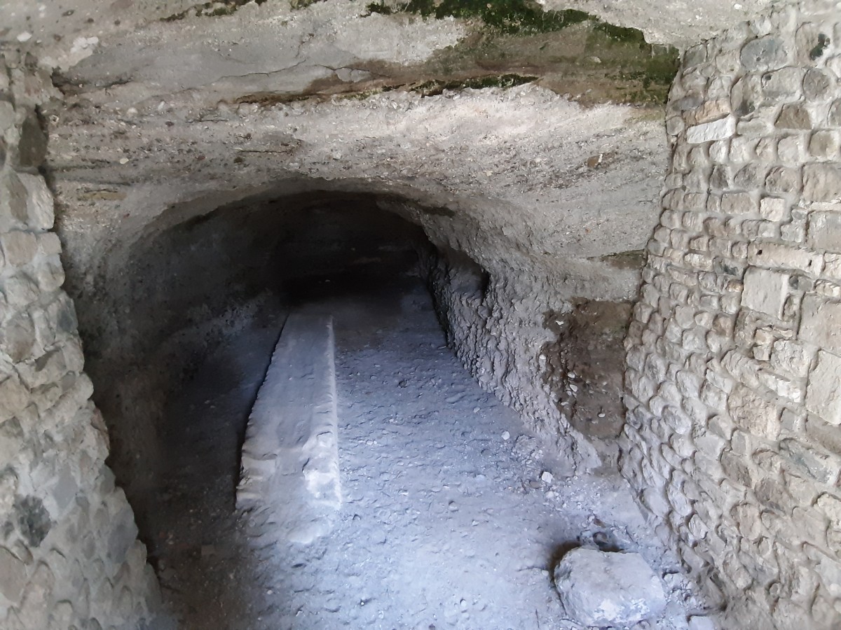 Cave creusée dans les roches à Perrier