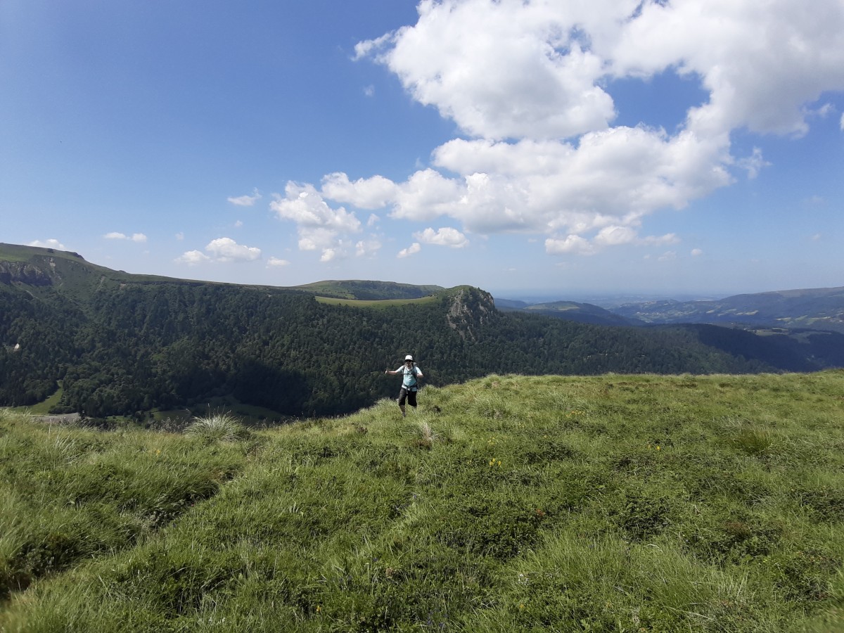 Florian en tenue de randonnée devant un point de vue en Auvergne