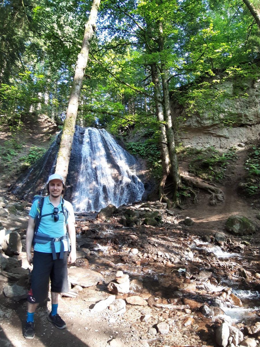 Florian devant la cascade du Rossignolet en Auvergne