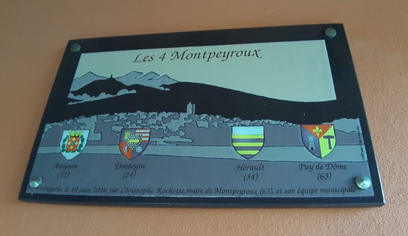 Plaque présentant les 4 villages nommés Montpeyroux en France