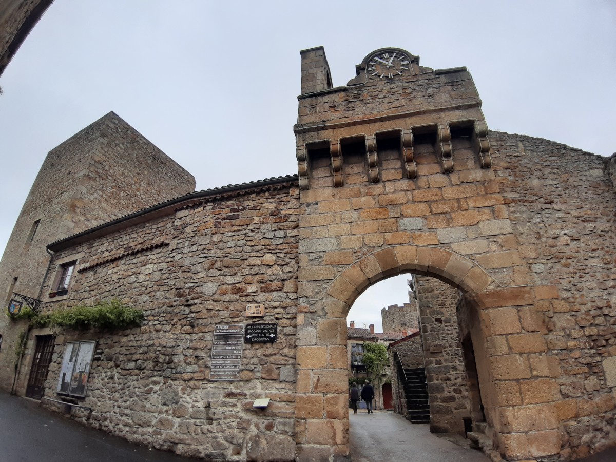 Porte d'enceinte du village de Montpeyroux (63)