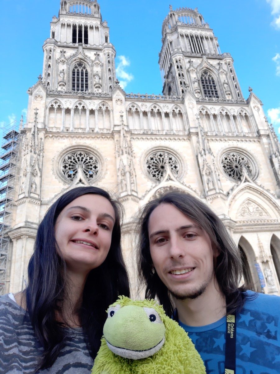 2 personnes (Fleur et Florian) et une peluche (Moutonouille) devant la cathédrale d'Orléans