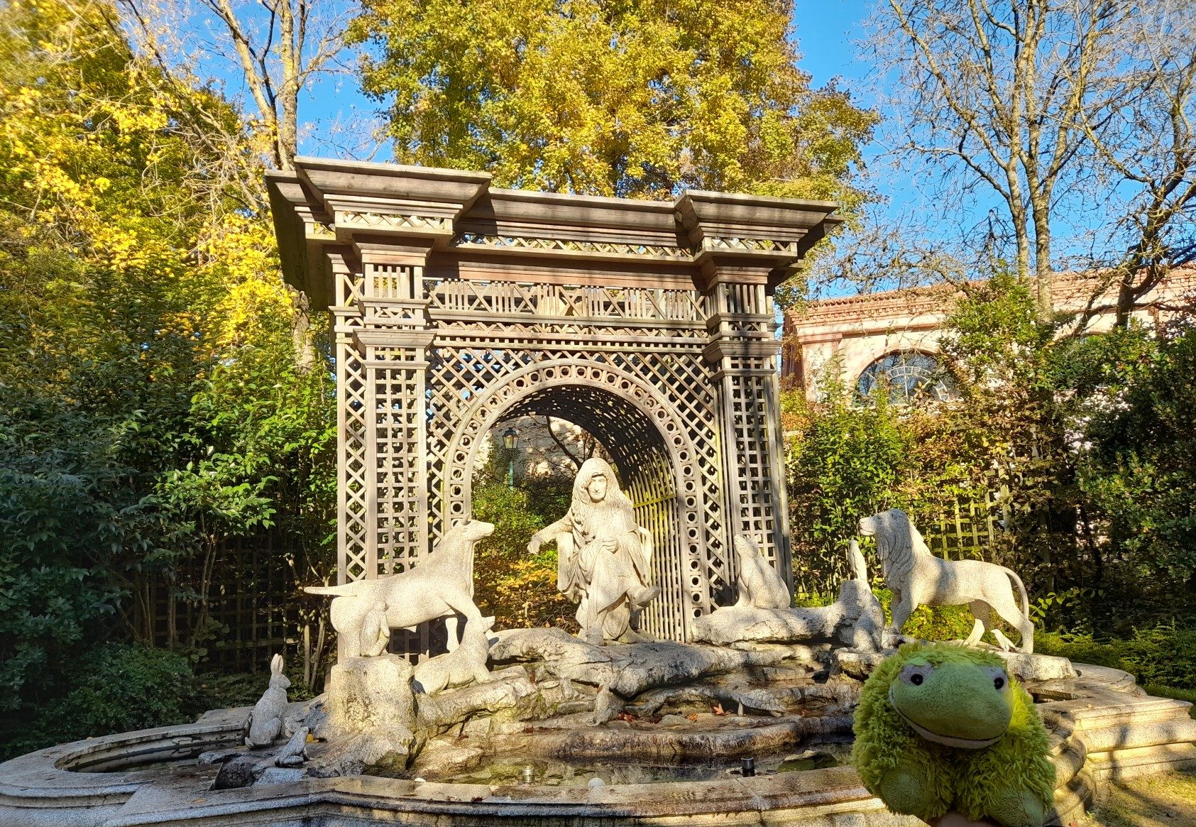 Moutonouille devant les statues du Monde imaginaire de La Fontaine au Puy du Fou