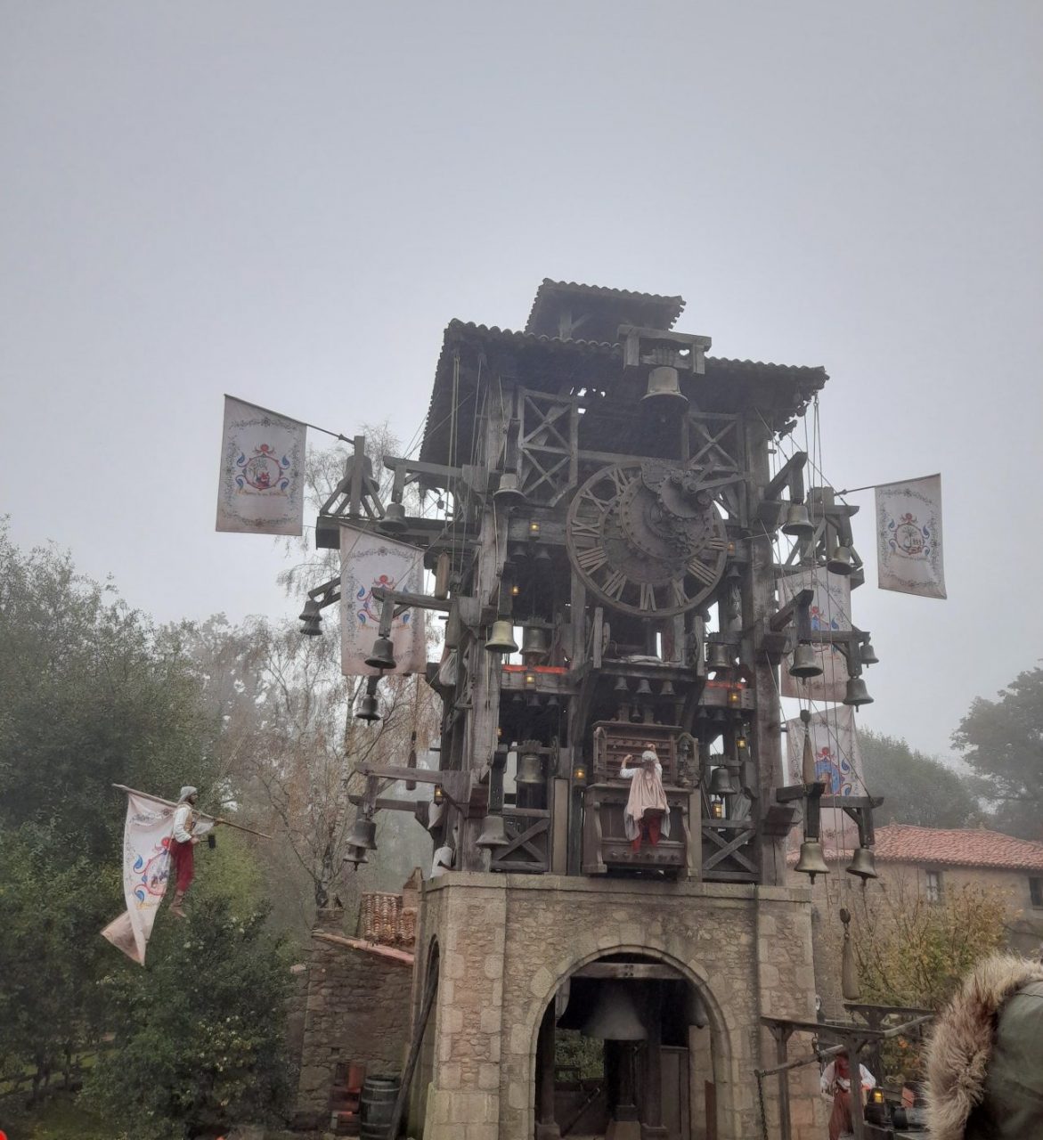 carillon du village XVIIème avec le temps pluvieux