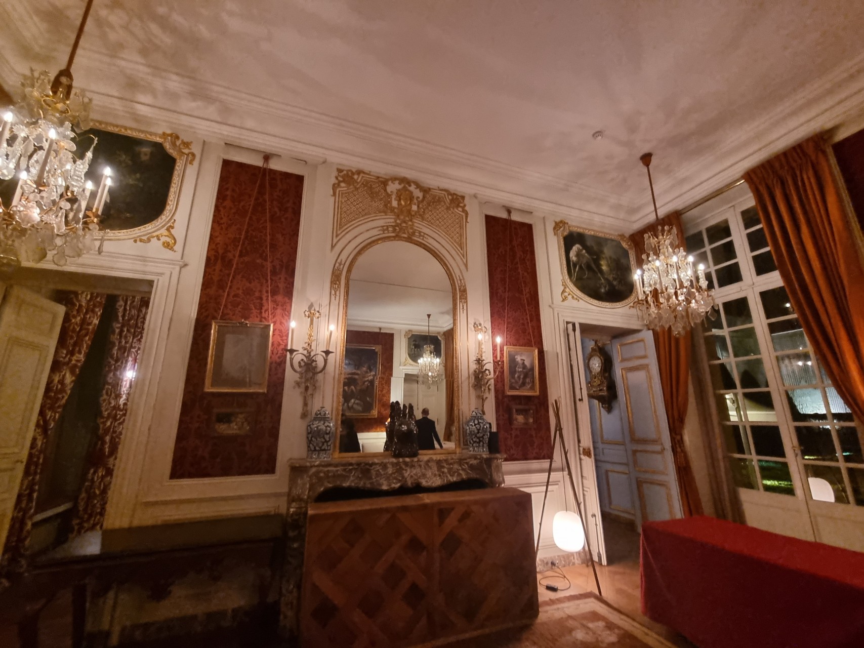 Salle décorée style XVIIIème siècle à l'Hotel de Guénégaud à Paris