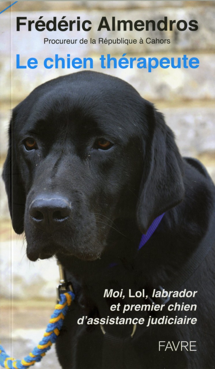 Première couverture livre "Le chien thérapeute" avec Lol, le premier Labrador chien d'assistance judiciaire