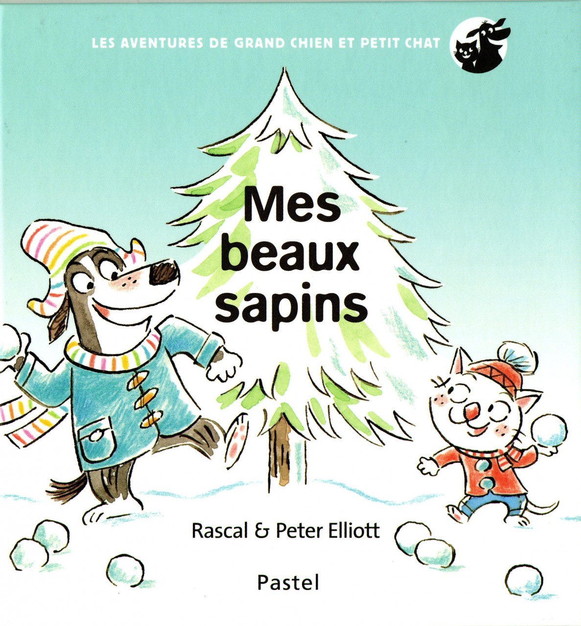 Première de couverture livre "Mes beaux Sapins" un chien et un chat se lancent des boules de neige devant un sapin